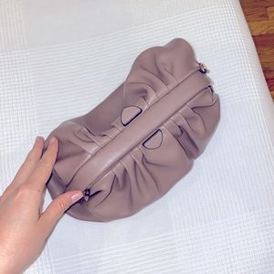 Who wear what bag